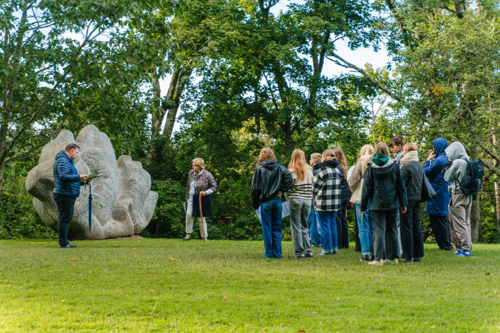 Siguldas Valsts ģimnāzijas 12. klases jaunieši kopā ar vēstures skolotāju Inesi Bergu 23. septembrī kļūst par Dainu kalna pētniekiem, lai aprobētu jauno pilsoniskās līdzdalības programmu “Dainu kalns – vieta līdzdalībai”. 