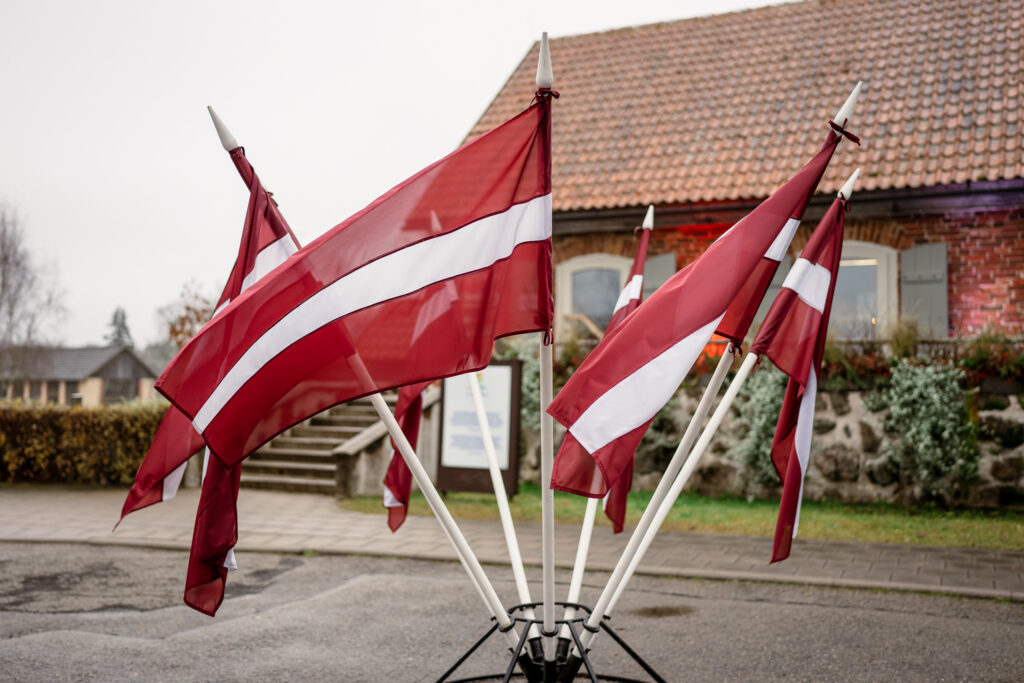 Kases ēka, Karogi Pliivo