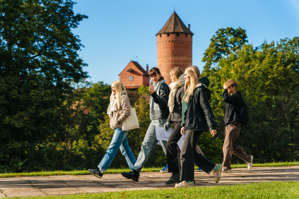 12 Klase Dainu Kalns 22